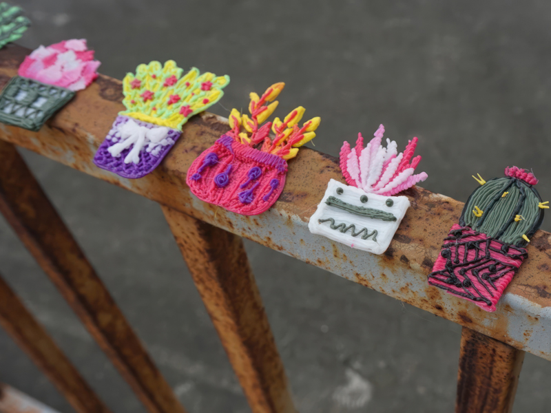 The potted flowers created by 3D pen seems like electronics stitiches. Photo source: @Xiawuyu