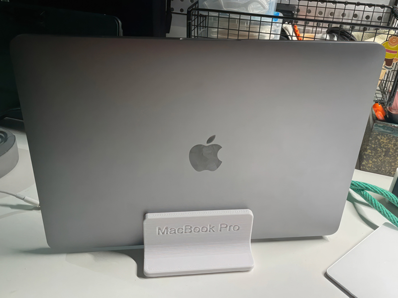 The 3D printed gadget helps Macbook standing elegantly when you just connect it to a screen. Photo source: @EggSuperMan