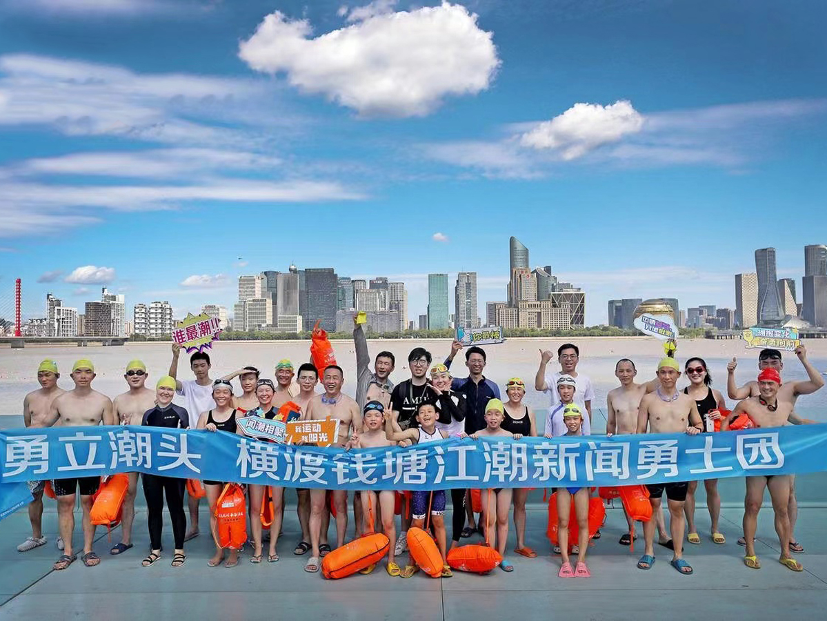 FacFox CEO Takes the Plunge: A Thrilling Swim Across the Qiantang River