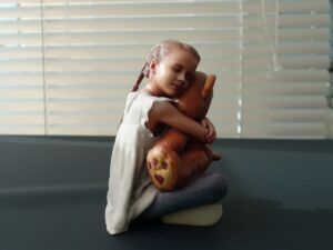 Colorjet 3D Printed Sandstone Statue of A Little Girl Embracing Her Teddy Bear
